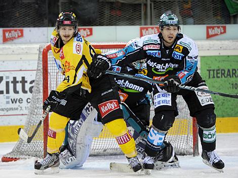 Michael Mayr, Linz und Tayler Holst, Vienna, UPC Vienna Capitals vs EHC Liwest Black Wings, Play Off -Viertelfinale, Spiel 2