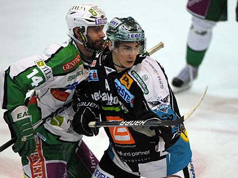 Daniel Oberkofler, Linz und Matej Hocevar, Laibach, EHC Liwest Black Wings Linz vs. HDD Tilia Olimpija Ljubljana, 3. Semifinale