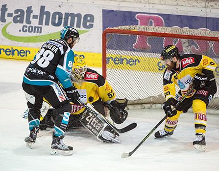 Dan DaSilva (EHC Liwest Black Wings Linz) vor Tormann Nathan Lawson (UPC Vienna Capitals), EHC Liwest Black Wings Linz vs UPC Vienna Capitals, Platzierungsrunde