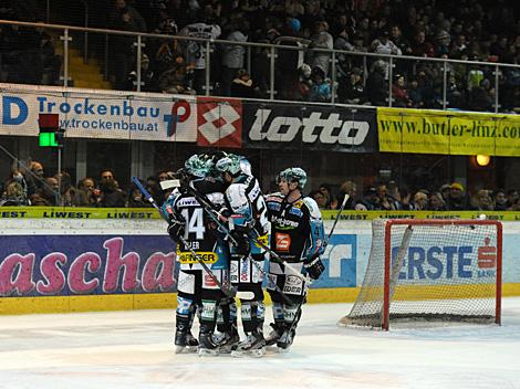 Die Linzer feiern, EHC Liwest Black Wings Linz vs. KHL Medvescak Zagreb, Platzierungsrunde