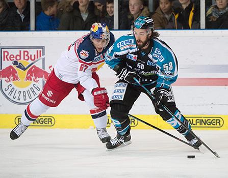 Sebastien Piche (EHC Liwest Black Wings Linz) und Konstantin Komarek (EC Red Bull Salzburg), EC Red Bull Salzburg vs EHC Liwest Black Wings Linz 