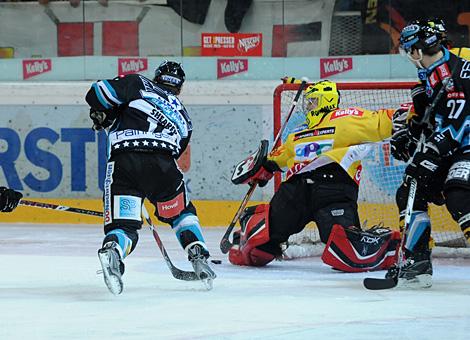 #19 Rob Shearer, Stuermer, EHC Liwest Black Wings Linz vor dem Tor der Vienna Capitals gehuetet von der #35 Jean-Francois Labbe, Vienna Capitals. 