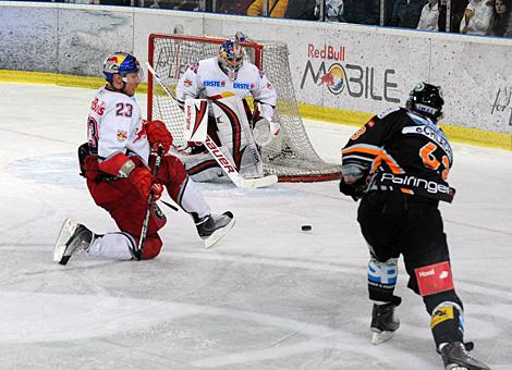 Markus Schlacher Liwest Black Wings Linz schiesst auf das Tor des EC Red Bull Salzburg im Tor Davis Leneveu