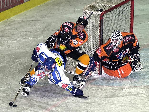 Roland Kaspitz VSV im Duell mit Mark Szuecs Linz und Tormann Pavel Nestak, Linz   