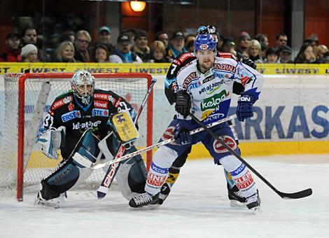 #36 David Slivnik, Stuermer, VSV vor dem Tor der Linzer, gehuetet von der #32 Alex Westlund, EHC Liwest Black Wings.