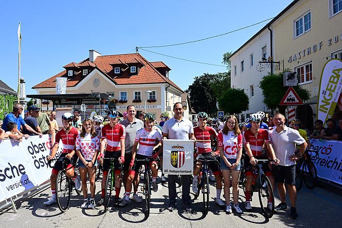 Start mit Mag. Erwin Stürzlinger (Bgm. Bad Wimsbach), und das Nationalteam Österreich. 3. Etappe Bad Wimsbach - Strass im Attergau, Int. Oberösterreichische Versicherung OÖ Junioren Oberösterreich Rundfahrt