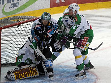 Philipp Lukas Linz, im Angriff, vor Tormann Matija Pintaric, Laibach, EHC Liwest Black Wings Linz vs. HDD Tilia Olimpija Ljubljana, 1. Semifinale