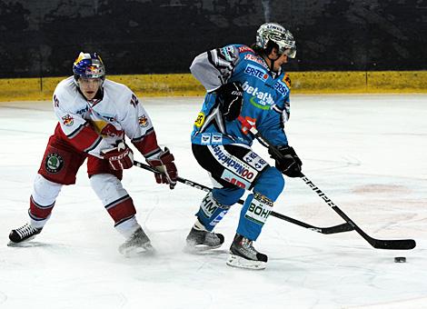 Matthias Schwab. Linz und Kevin Puschnik, Salzburg, Liwest Black Wings Linz vs. EC Red Bull Salzburg