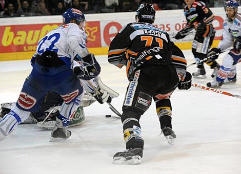 Pat Leahy Liwest Black Wings Linz stuermt auf das Tor des  EC VSV