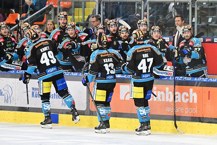 Das Team der Steinbach Black Wings Linz feiern den Heimsieg über Asiago.  Win2Day ICE Hockey League,  Steinbach Black Wings Linz vs Migross Supermercati Asiago Hockey,  Linz AG Eisarena