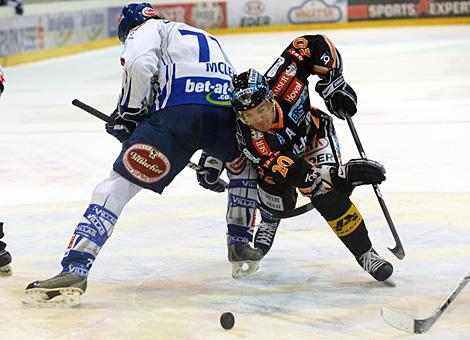 Brad Purdie Liwest Black Wings Linz, gewinnt das Bully gegen Kiel McLeod  EC VSV