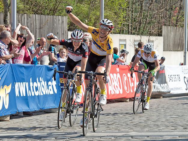 Der Sieger Josef Benetseder, Tirol Cycling Team, jubelt vor dem 2. Platz Gregor Muehlberger, Tirol Cycling Team, 3. Platz Felix Groszschartner, Team Gourmetfein Simplon Wels