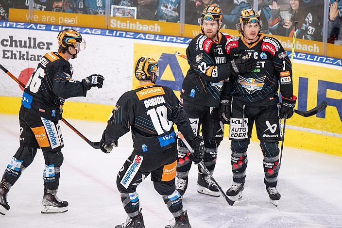 Die Steinbach Black Wings Linz feiern das Tor zum 1 zu 0 durch Brian Lebler (Steinbach Black Wings Linz) Steinbach Black Wings Linz vs HCB Südtirol Alperia, Viertelfinale, 6. Runde ICE Hockey League, Linz AG Eisarena 