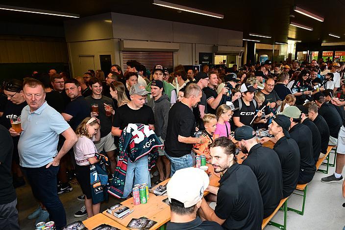 Riesen Begeisterung der Fans bei der Spielervorstellung (Steinbach Black Wings Linz) Erstes Eistraining, Steinbach Black Wings Linz , Linz AG Eisarena 