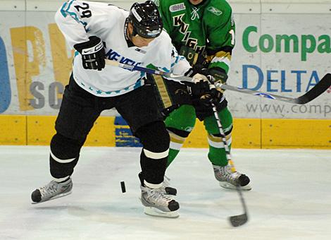 #29 Markus Matthiasson, EHC Liwest Black Wings Linz, kaempft um die Scheibe. 