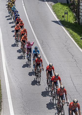 das Feld  mit Richard Carapaz (ECU, Movistar Team) in Valdobbadene, Giro, Giro d Italia, Radsport, 102. Giro d Italia - 19. Etappe  