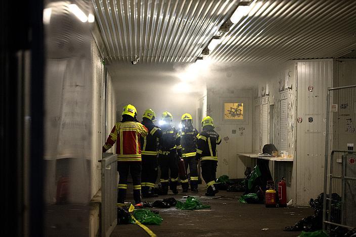 Die Feuerwehr löscht Brand in der Toilette des Gästesektors. Lask vs SV Guntamatic Ried, Admiral Bundesliga, 2021 - 2022