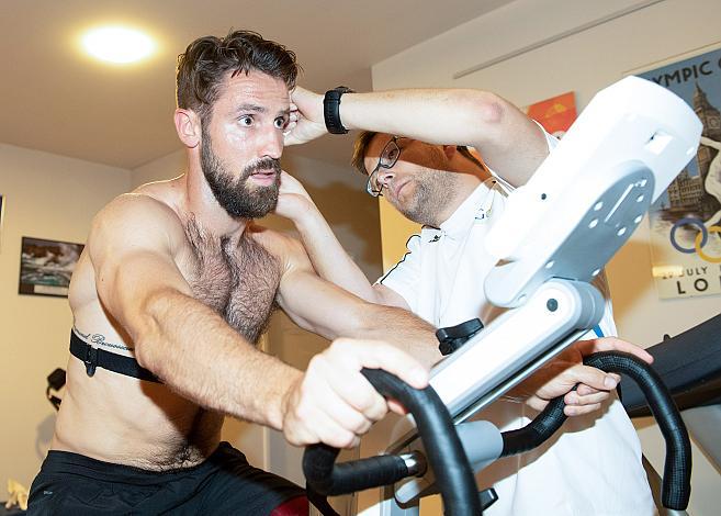 Will Pelletier (Steinbach Black Wings Linz) beim Ergotest mit Sportwissenschafter Christoph Panholzer, Ergotest bei INDIGO Therapiezentrum Linz, Steinbach Black Wings Linz, Eishockey, Bet at Home ICE Hockey League