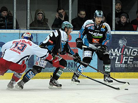 Rob Hisey Linz im Angriff, gegen Michael Schiechl, Salzburg, EC Red Bull Salzburg vs. EHC Liwest Black Wings Linz 