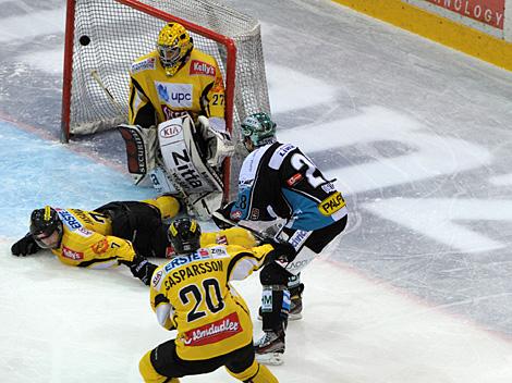 Mike Ouellette, Linz vor Sebsatian Stefaniszin, Vienna, UPC Vienna Capitals vs EHC Liwest Black Wings, Play Off -Viertelfinale, Spiel 2