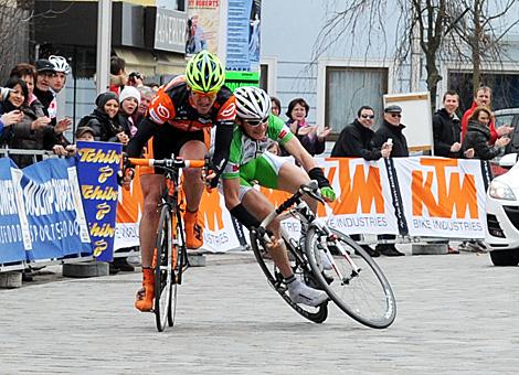 Petr Lechner, Team KTM Arboe Gebrueder Weiss Oberndorfer im Zielsprint mit Christoph Sokoll, Team Arboe Wels Gourmetfein welcher stuerzt.