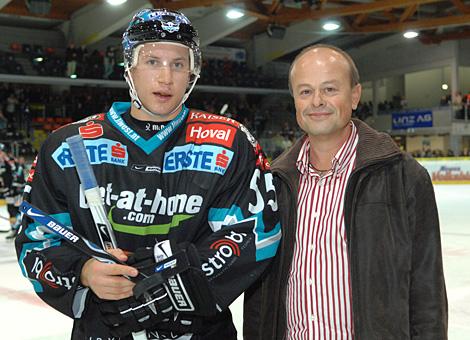 #55 Robert Lukas, EHC Liwest Black Wings Linz Spieler des Abends mit dem Matchsponsor von der Firma Molin.