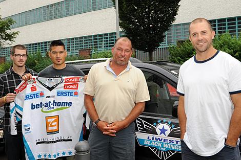 Die Neuzugaenge in Linz von links, Franklin MacDonald, Rich Bronilla, Trainer Kim Collins und Darrel Scoville.