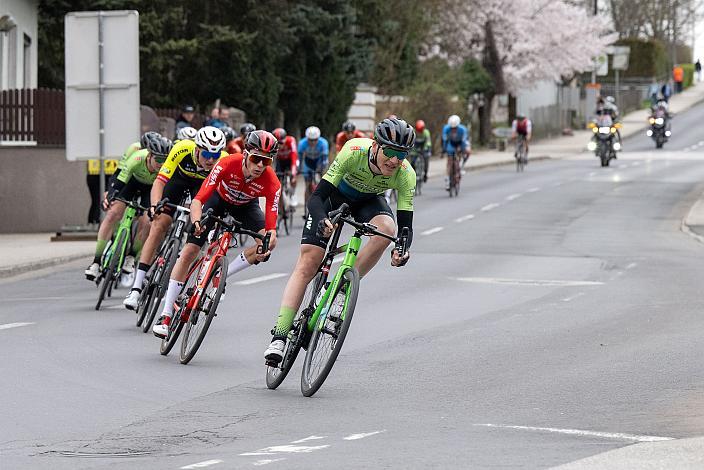 Das Peleton in Leonding Herren Elite an der Spitze Edward Ravasi (ITA, Hrinkow Advarics) , U23, Radliga, 62. Radsaison-Eröffnungsrennen Leonding, Oberösterreich