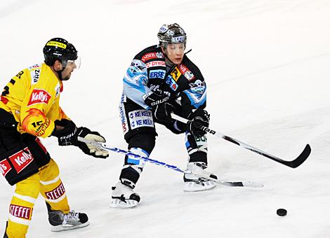 Robert Lukas Liwest Black Wings Linz vs. Francois Fortier EV Vienna Capitals