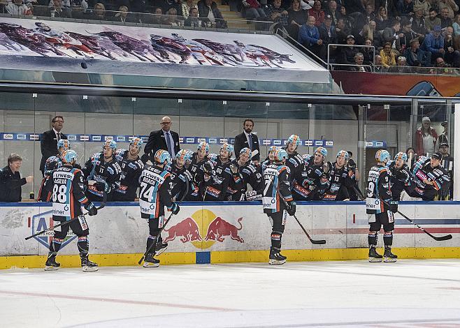 Linz feiert den Treffer zum 4 zu 3 Zwischenstand,  Red Bull Salzburg vs EHC Liwest Black Wings Linz