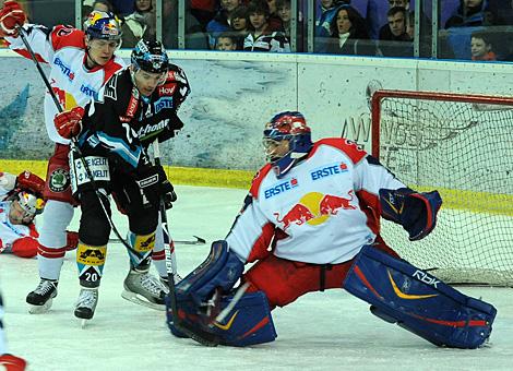 #20 Brad Purdie, Stuermer, EHC Liwest Black Wings Linz vor dem Tor der Salzburger gehuetet von der #37 Jordan Parise, Red Bull Salzburg. 