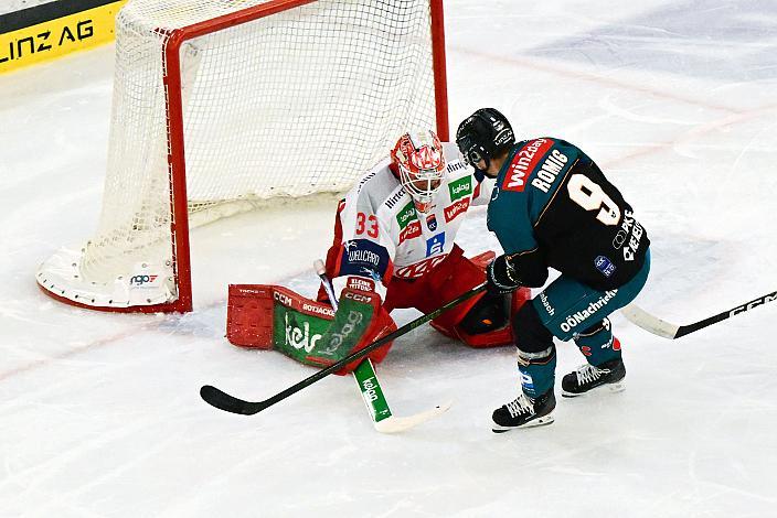 Emil Romig (Steinbach Black Wings Linz) trifft zum 1 zu 0 gegen Tormann Florian Vorauer (EC KAC), 8. Runde ICE, Steinbach Black Wings Linz vs EC KAC, Linz AG Eisarena 