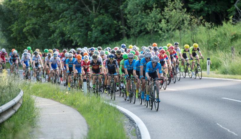 Das Hauptfeld der OOE Rundfahrt im Anstieg nach Pelmberg