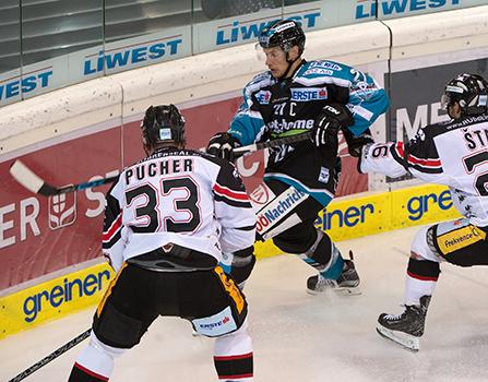 Philipp Lukas (EHC Liwest Black Wings Linz) und Peter Pucher (HC Orli Znojmo), EHC Liwest Black Wings Linz vs HC Orli Znojmo