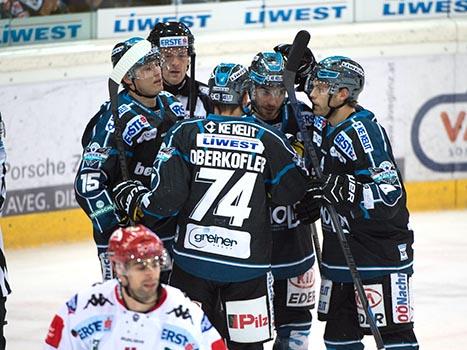 Linz feiert das 1 zu 0 durch Matthias Iberer, EHC Liwest Black Wings Linz vs HC TWK Innsbruck