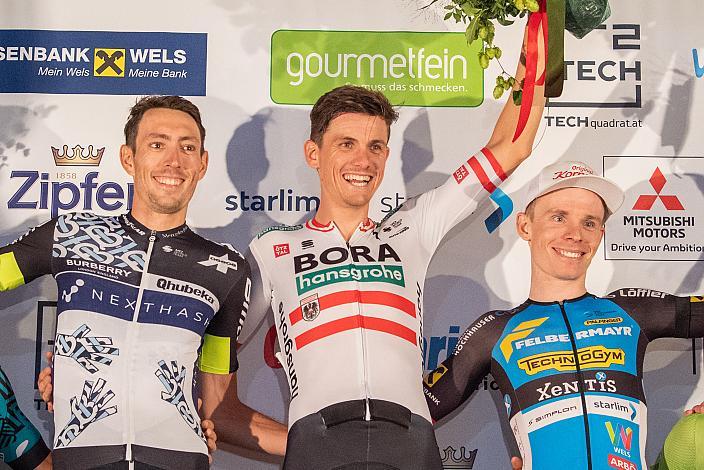 Podest. v.l. Michael Gogl (AUT, Team Qhubeka Assos), Sieger Patrick Konrad (AUT, Bora - Hansgrohe), 3. Platz Daniel Lehner (AUT, Team Felbermayr Simplon Wels),  Innenstadtkriterim Wels, Radsport, Kriterium