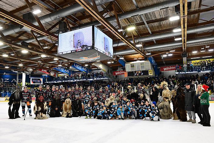 Das Team der Steinbach Black Wings Linz  und die Perchten und die Steelwings Kids, Steinbach Black Wings Linz vs Hydro Fehervar AV19, Weihnachtstrikot ICE Eishockey Liga, Linz AG Eisarena