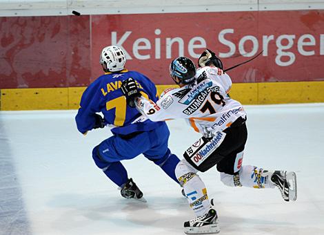 Gregor Baumgartner, Liwest Linz im Laufduell mit Kevin Lavallee, EHC Muenchen.                               