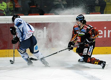 Brendan Buckley, Liwest Black Wings Linz, verteidigt gegen Balazs Ladanyi,  SAPA Fehervar AV19