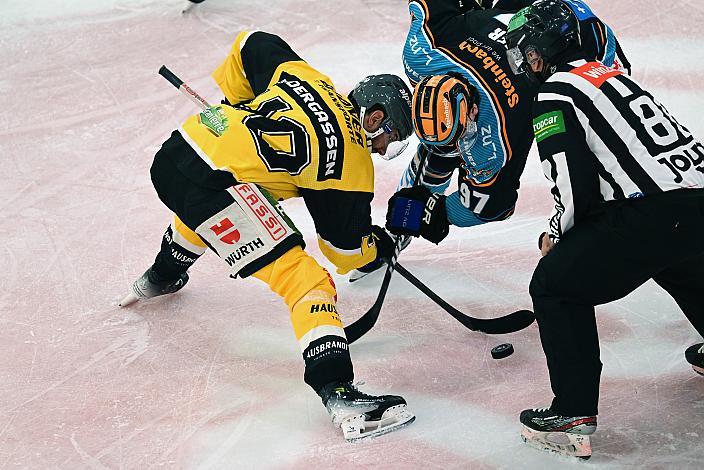 Raphael Andergassen (HC Pustertal Wölfe), Luka Maver (Steinbach Black Wings Linz)  Win2Day ICE Hockey League,  Steinbach Black Wings Linz vs HC Pustertal Wölfe,  Linz AG Eisarena 