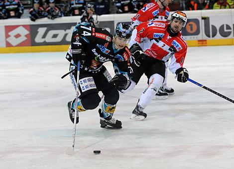 #74 Daniel Oberkofler, Stuermer, EHC Liwest Black Wings Linz und der Innsbrucker #7 Rich Brennan, HC TWK Innsbruck.