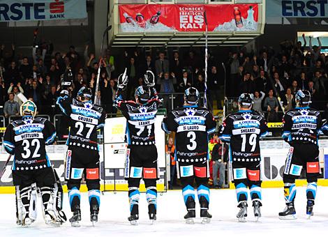 Die Spieler des EHC Black Wings Linz feiern den Heimsieg gegen den KAC.