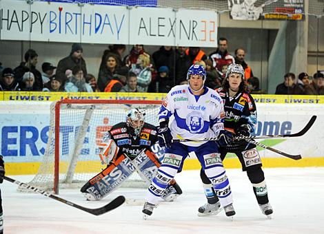 Alex Westlund an seinem Geburtstag im Tor vor Ihm Franklin MacDonald und der Zagreber Donald MacLean, Liwest Black Wings Linz vs. KHL Medvescak Zagreb