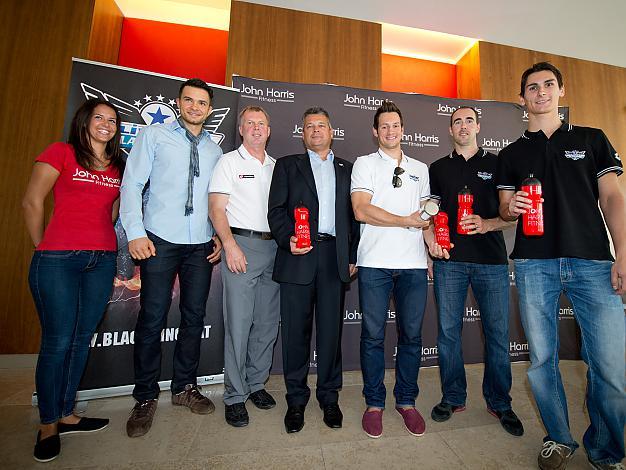 John Harris Mtarbeiter und Leiter Mag. Albert Fellinger, Trainer Robert Daum, Praesident Ing. Peter Freunschlag, Philipp Lukas, Brad Moran, Daniel Oberkofler