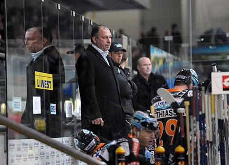 Die Linzer Spielerbank mit Trainer Kim Collins Liwest Black Wings Linz HK Acroni Jesenice