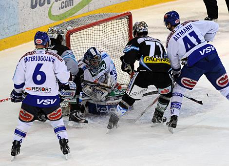 Pat Leahy Linz vor Tormann Bernhard Starkbaum VSV, Liwest Black Wings Linz vs. EC Record Fenster VSV