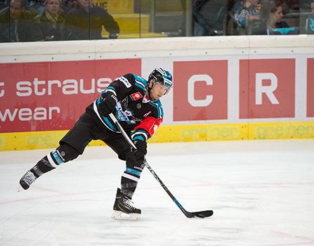 Daniel Mitterdorfer (EHC Liwest Black Wings Linz, #4) EHC Liwest Black Wings Linz vs Duesseldorfer EG