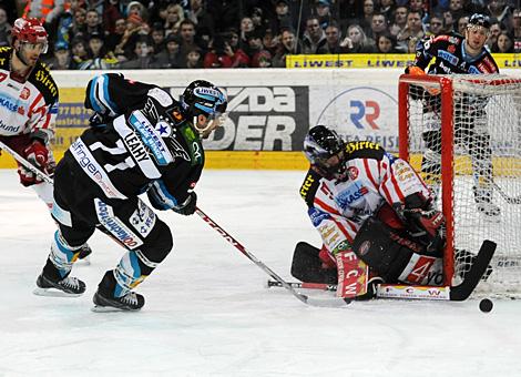 #71 Pat Leahy. Liwest Black Wings Linz vor dem Tor des KAC gehuetet von der #51 Travis Scott, KAC.