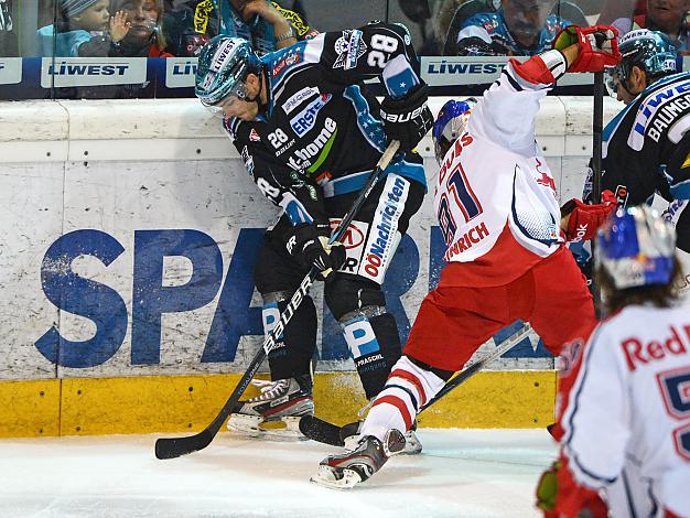 Mike Ouellette, Linz und Dominique Heinrich, Salzburg EHC Liwest Black Wings Linz vs EC Red Bull Salzburg