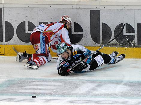 Patrick Spannring, Linz und Markus Pirmann, KAC, EHC Liwest Black Wings Linz vs. EC KAC Finale 1